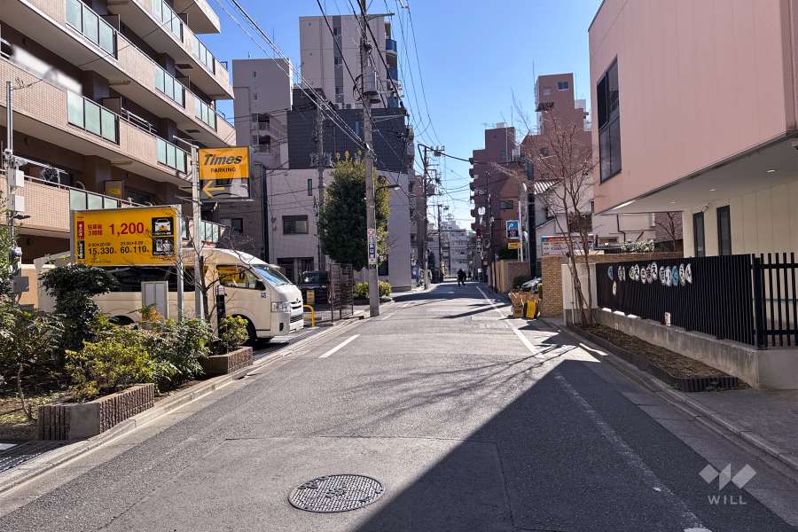 敷地南西側の前面道路（北西側から）