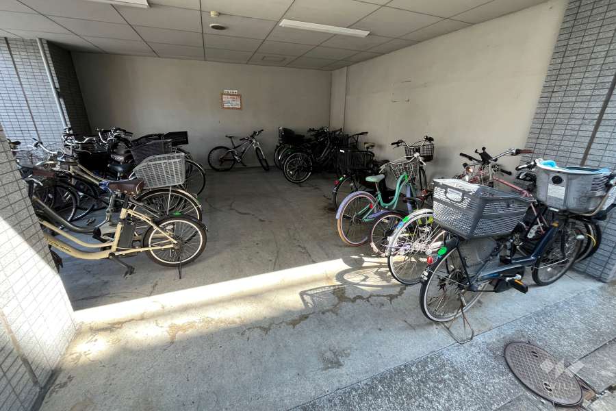 屋内に設けられた駐輪場