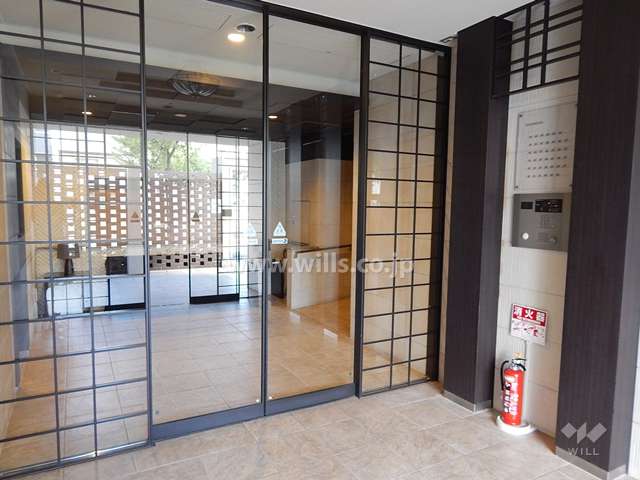 エントランスはオートロック付きです。