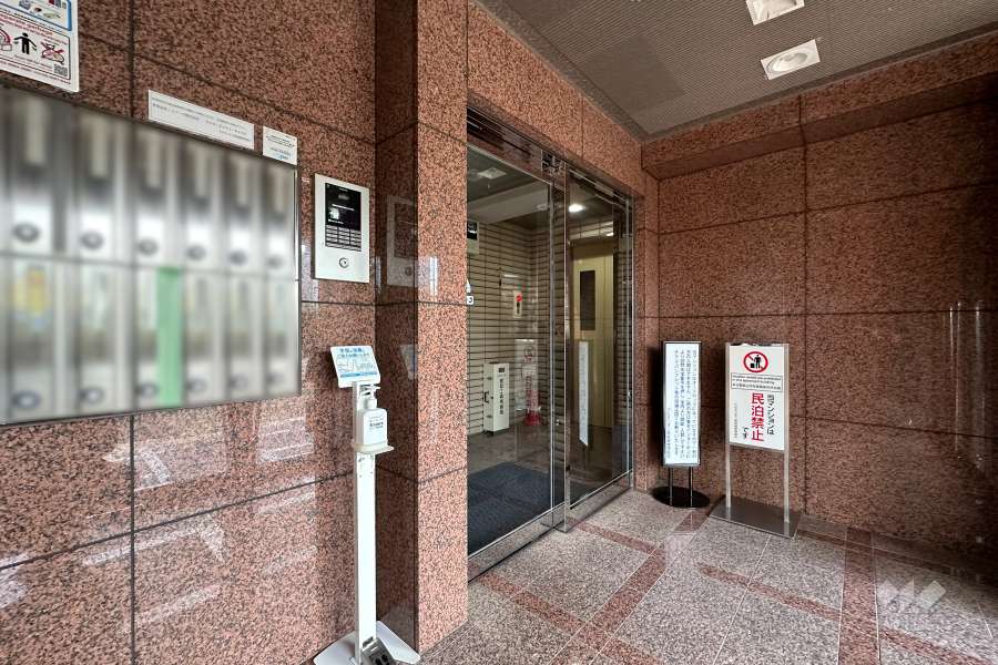 エントランスはオートロック付きです。