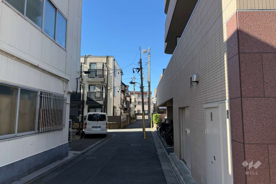 敷地の南側前面道路（東側から）