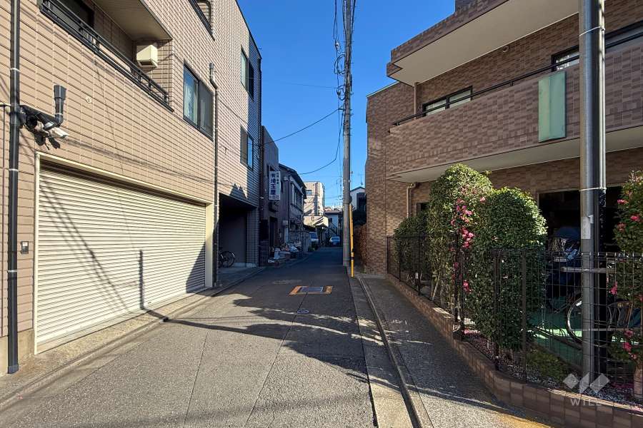 敷地北西側の前面道路（南西側から）