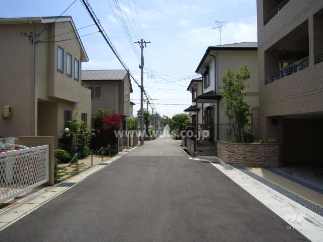 マンション東側の道路