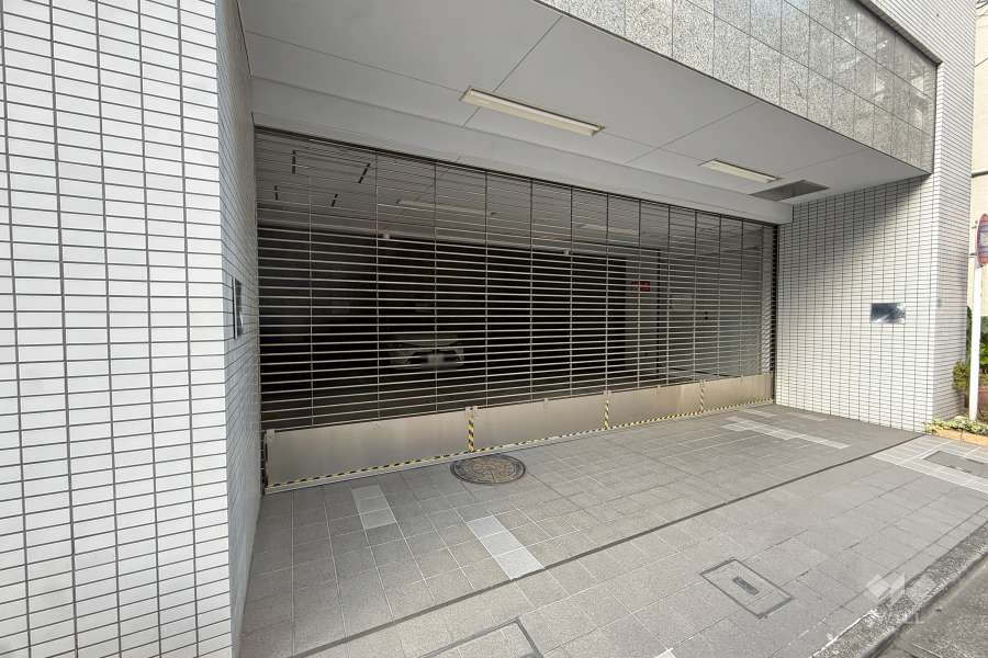 駐車場の出入り口（リングシャッター付き）
