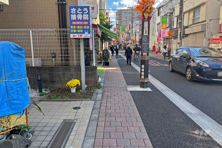 敷地の南西側前面道路は旧中山道です（北西側から）。