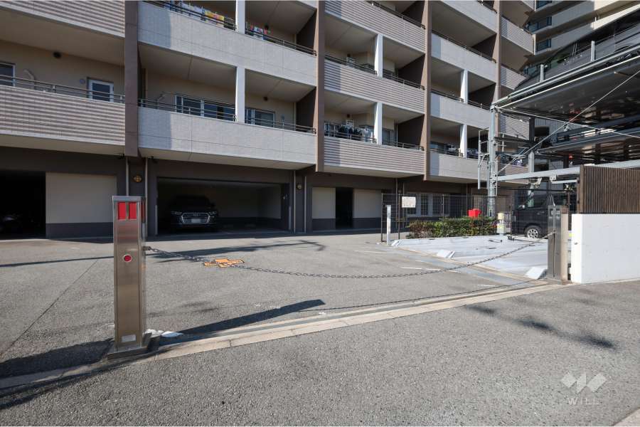 駐車場の出入口（ロボットゲート付き）