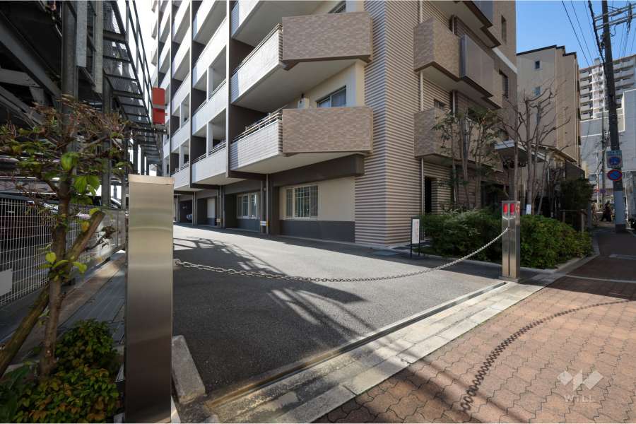 駐車場の出入口（ロボットゲート付き）