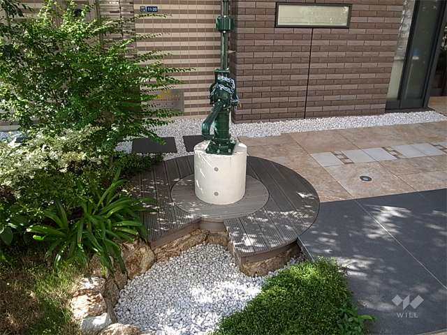 エントランス横にある井戸