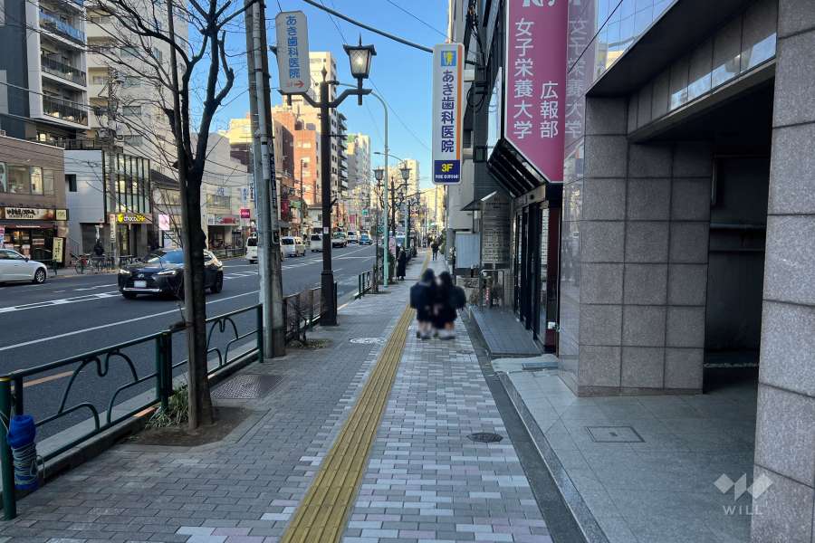 敷地の北西側前面道路（南西側から）