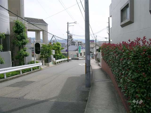 駅までの道のりは坂道です。