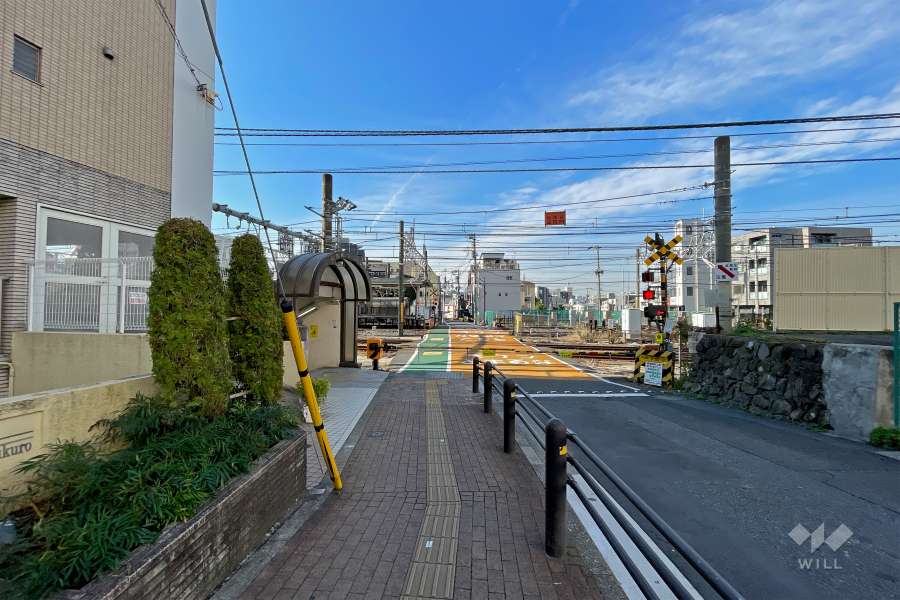 敷地北側の前面道路（東側から）