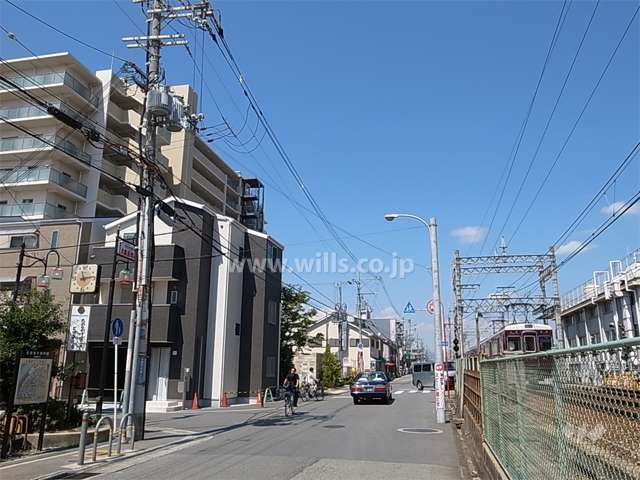 敷地の北東側の前面道路。道を挟んで阪急神戸線が走っています。