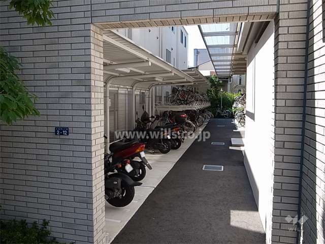 エントランス横にある駐輪場とバイク置き場