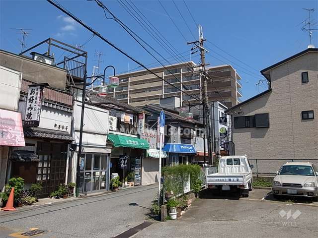 敷地の南西側は店舗と住宅が混在しています。