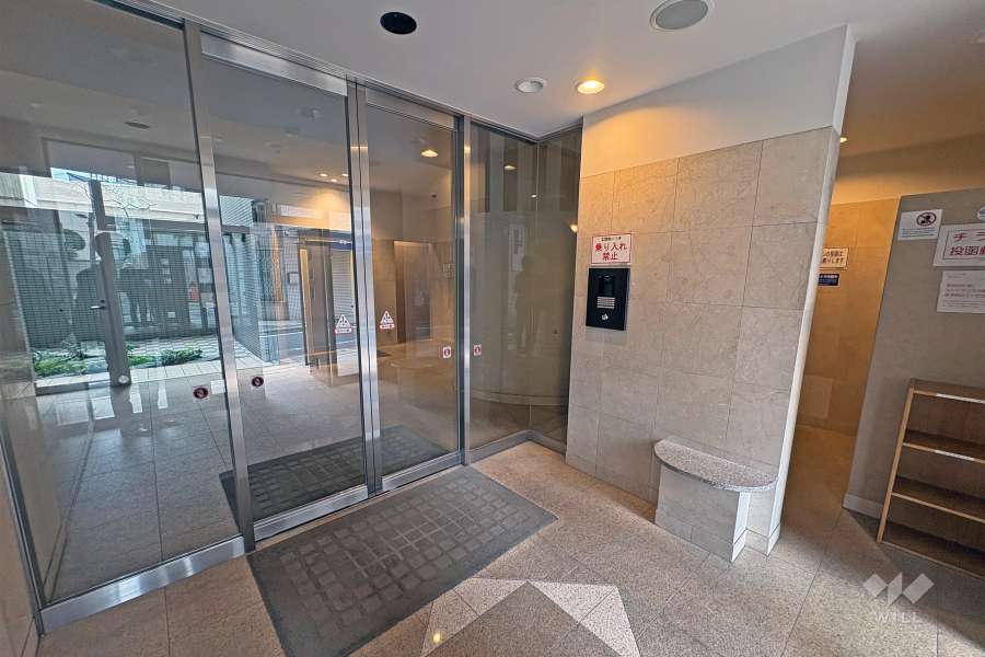 エントランスはオートロック付きです。