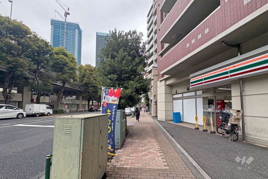 南西側前面道路は都道435号線です（南東側から）。1階部分にコンビニエンスストアがあります。