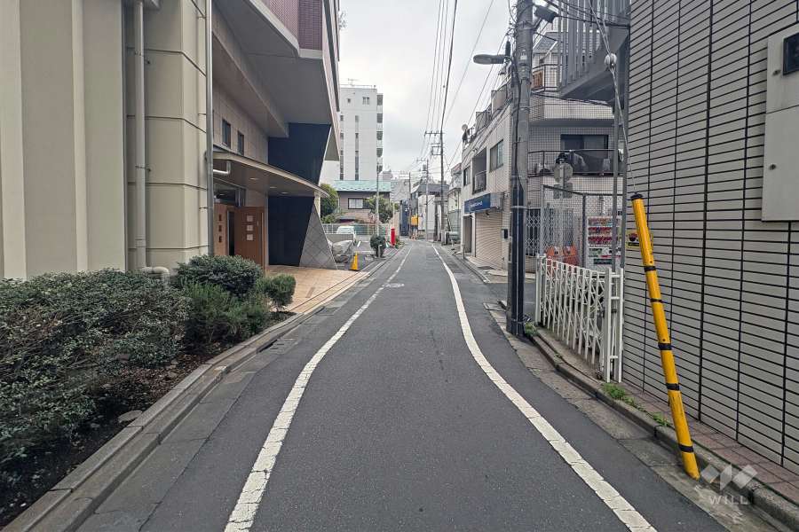 東側前面道路（北側から）