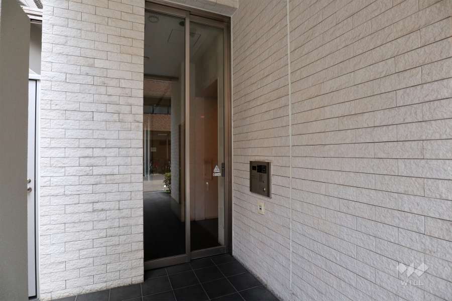 エントランスはオートロック付きです。