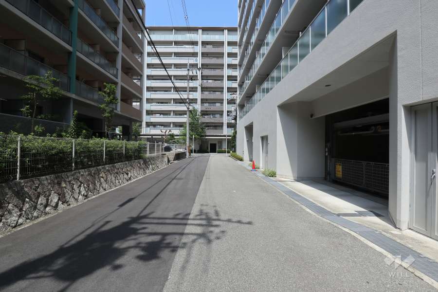 敷地西側の前面道路