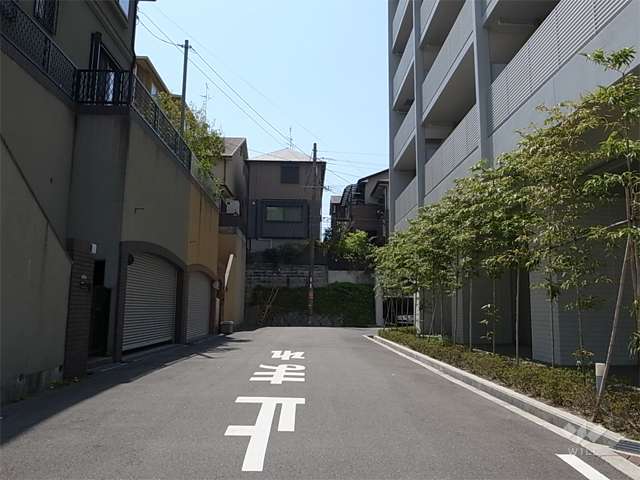 敷地南側の前面道路。周辺は区画の整った住宅地です。