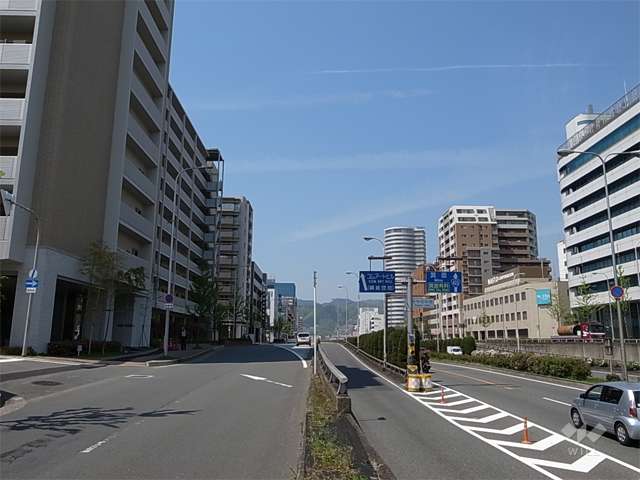 敷地の東側には新御堂筋線が走っています。