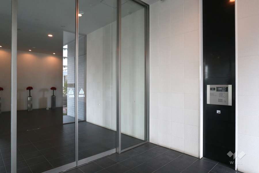 エントランスはオートロック付きです。