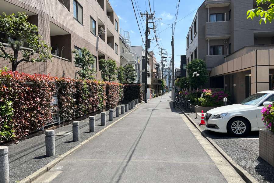 敷地西側の前面道路