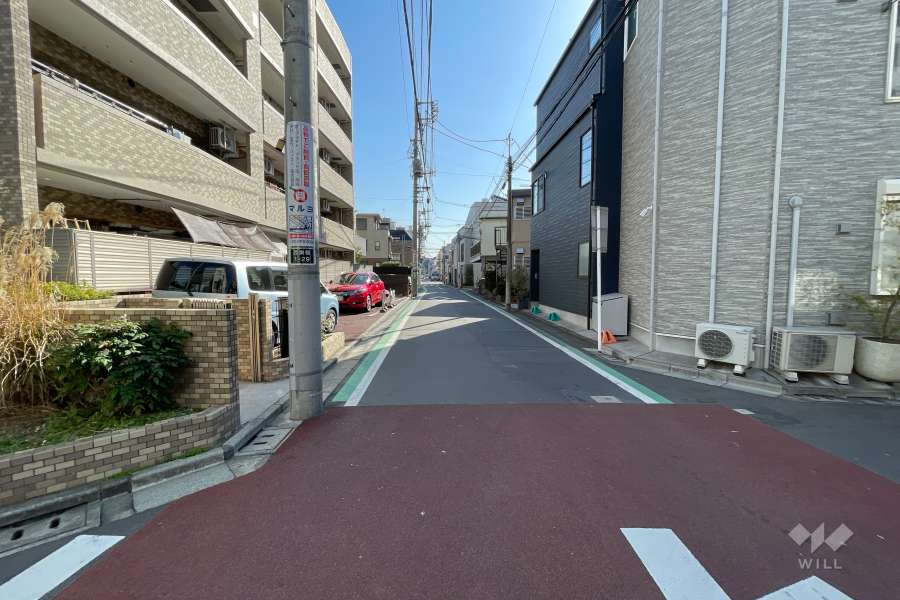 敷地の南西側前面道路（北西側から）