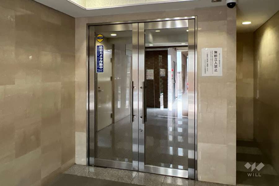 エントランスはオートロック付きです。