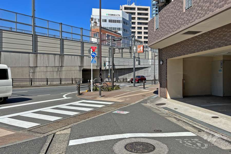敷地西側の前面道路（南側から）