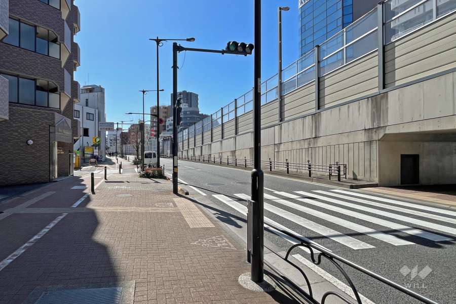 敷地北西側の前面道路（北東側から）
