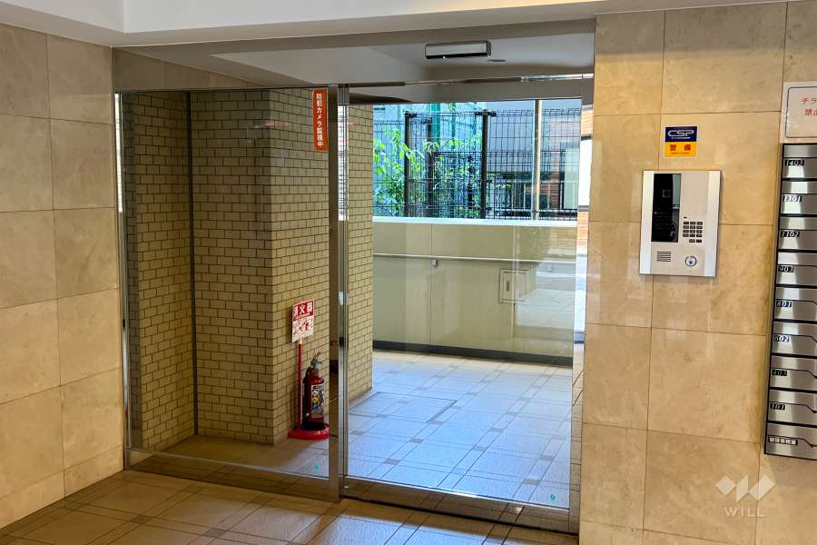 エントランスはオートロック付きです。