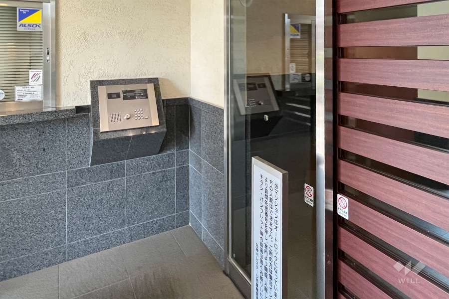 エントランスはオートロック付きです。　