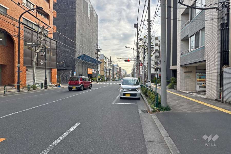 敷地北東側の前面道路（北西側から）