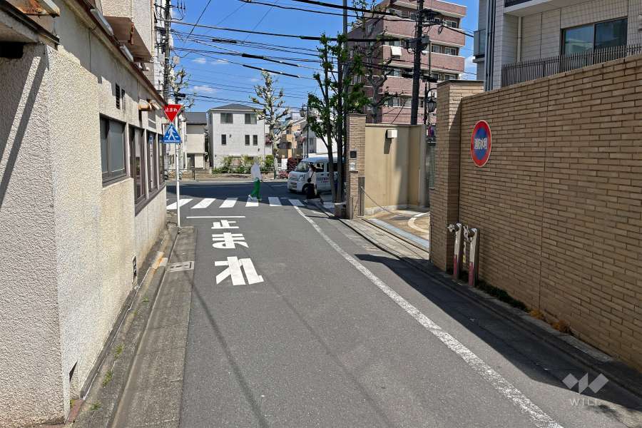 敷地の北側前面道路（西側から）