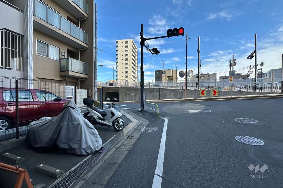 敷地の南側前面道路（西側から）