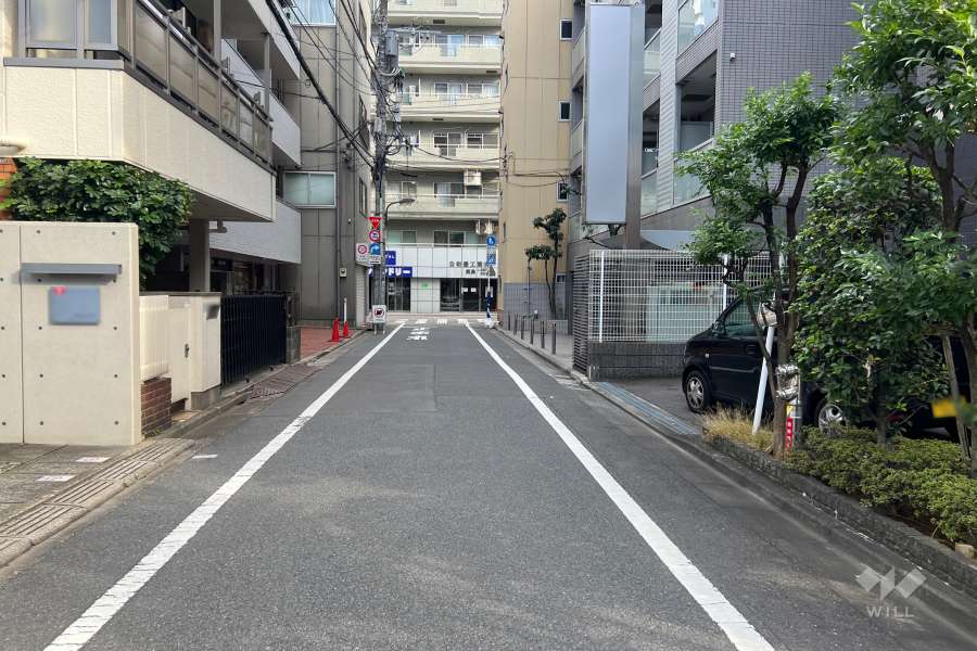 敷地の北東側前面道路（北西側から）