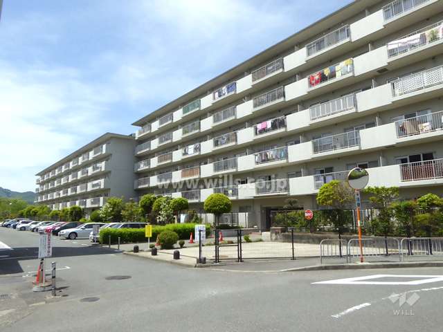日商岩井多田マンション北棟の外観（南西側から）