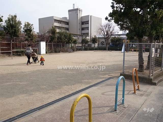 すぐ南には公園があります。