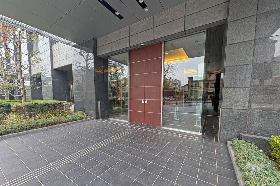 北側エントランスアプローチ