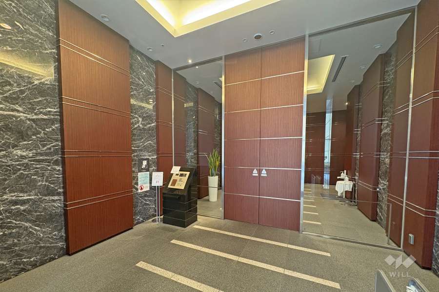 エントランスはオートロック付きです（北側）。