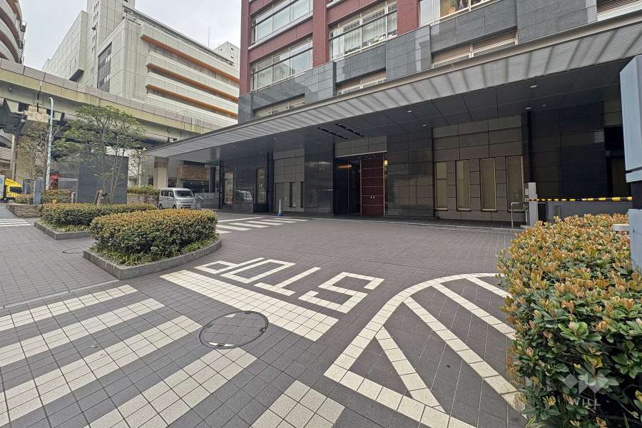 敷地西側のエントランスアプローチ