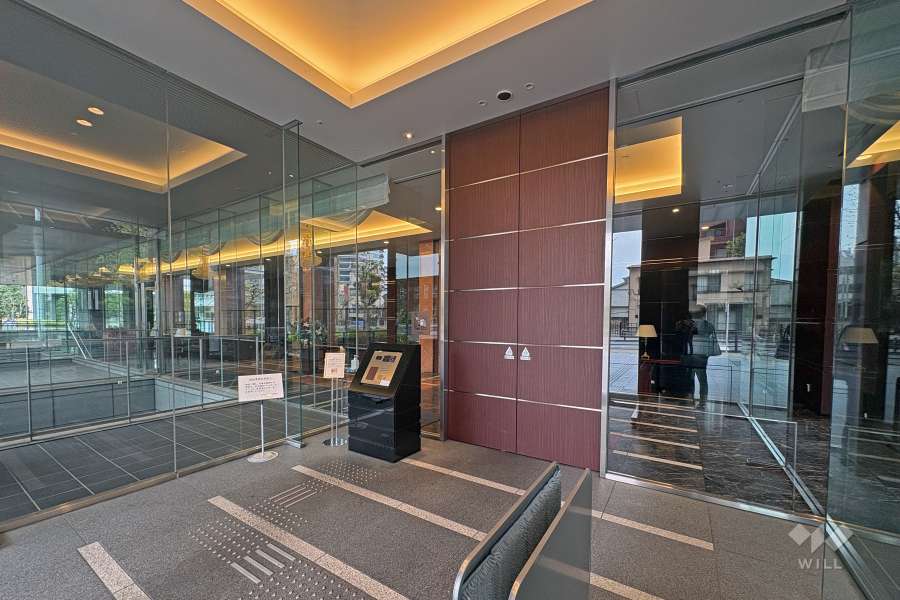 エントランスはオートロック付きです（西側）。