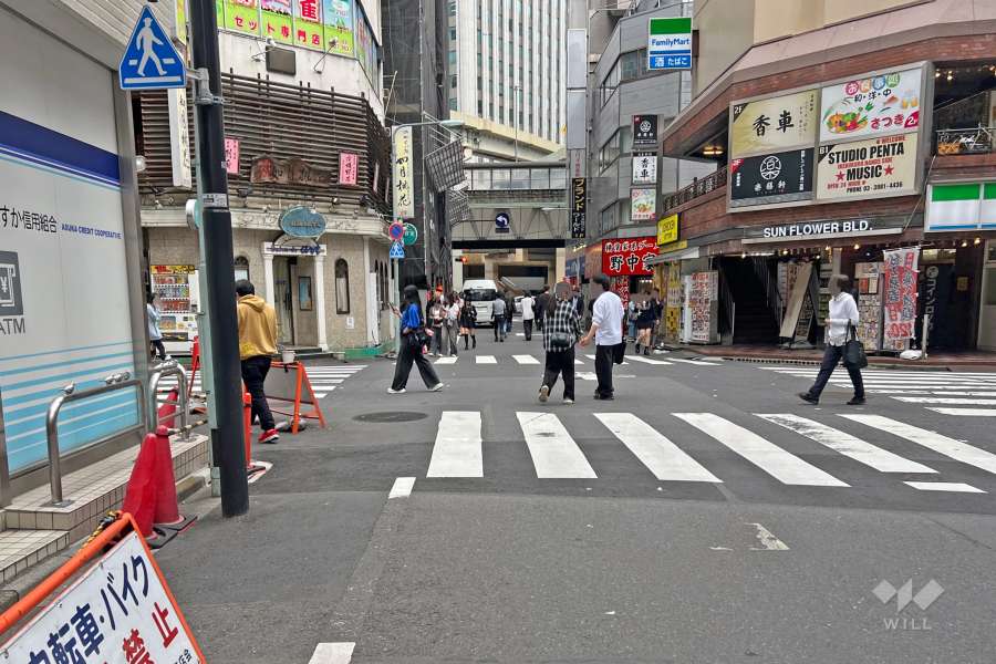 敷地の南側前面道路（西側から）。前方はサンシャイン前交差点です。