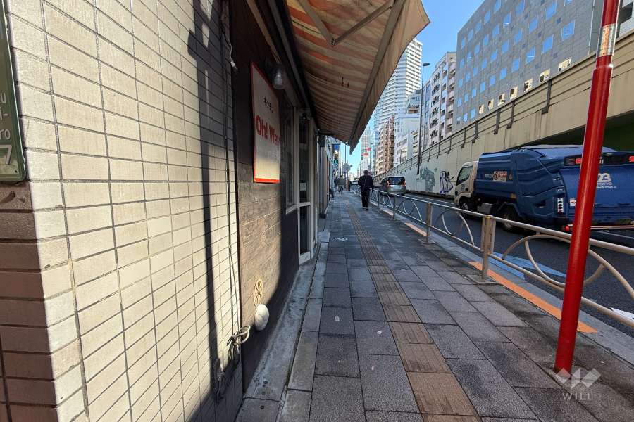 敷地の南西側前面道路（北西側から）
