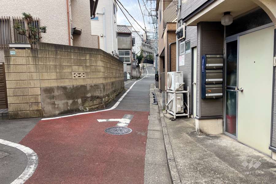 敷地南側の前面道路（東側から）