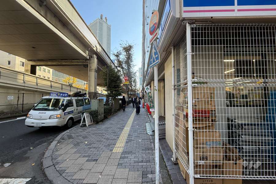 敷地の東側前面道路（北側から）