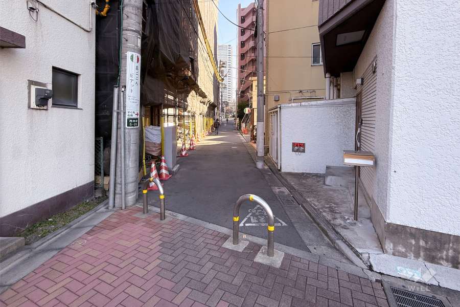 敷地北側の前面道路（西側から）