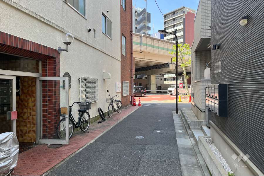敷地の北側前面道路（東側から）
