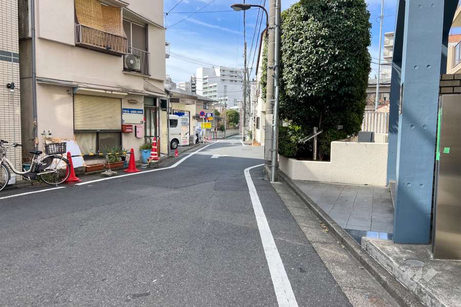 敷地南側の前面道路（東側から）